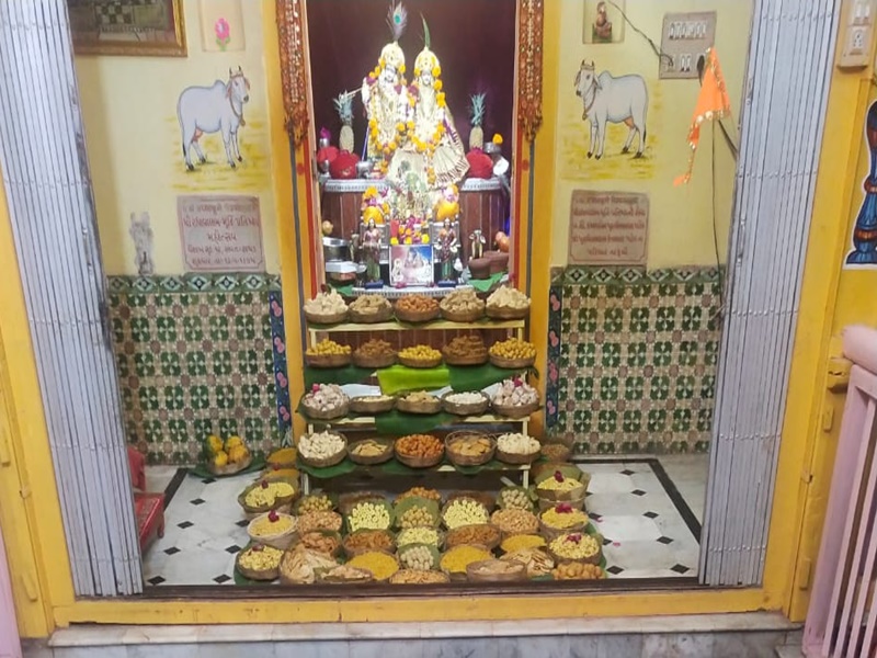 Burhanpur news:  कोरोना से बदली 160 वर्ष की परंपरा, राधा-कृष्ण को लगेगा 'औषधीय खिचड़ी ' का भोग