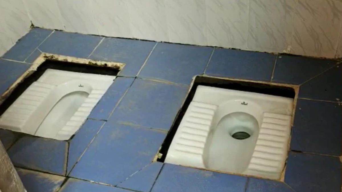 UP: सरकारी पैसे के दुरुपयोग का अनोखा मामला, एक ही शौचालय में साथ लगा दी दो सीटें, तस्वीरें वायरल