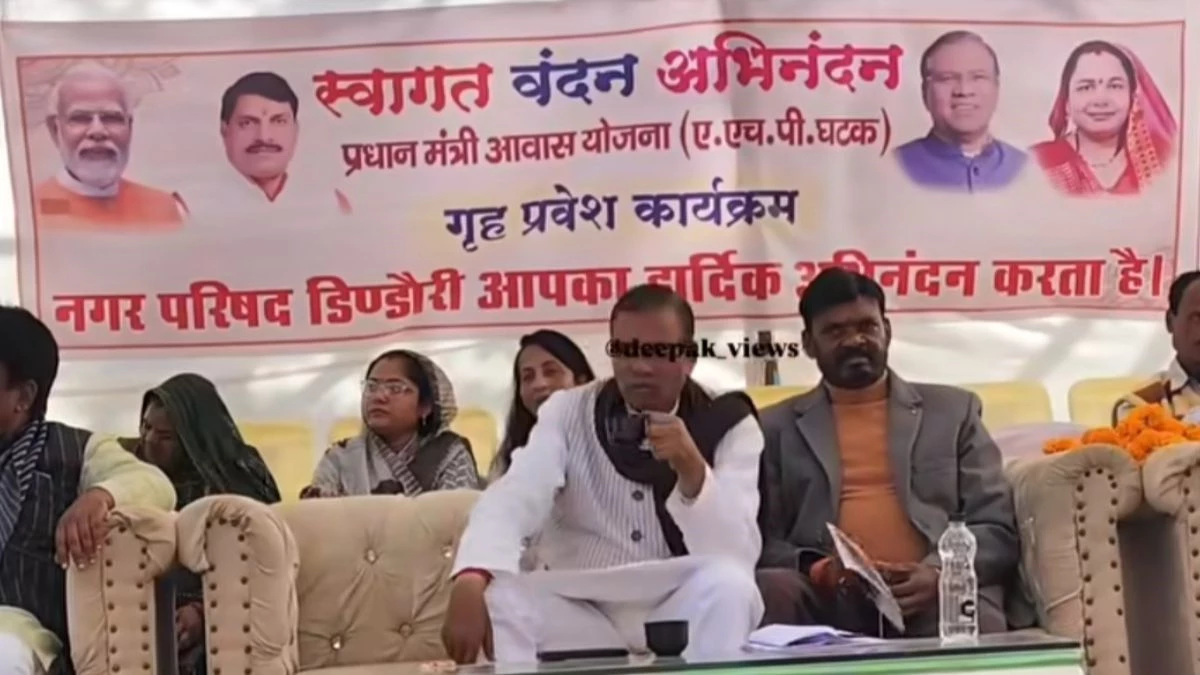 'फोटो लगा देते तो क्या हो जाता', मंच पर लगे पोस्टर में अपनी फोटो नहीं देख विधायक हुए नाराज