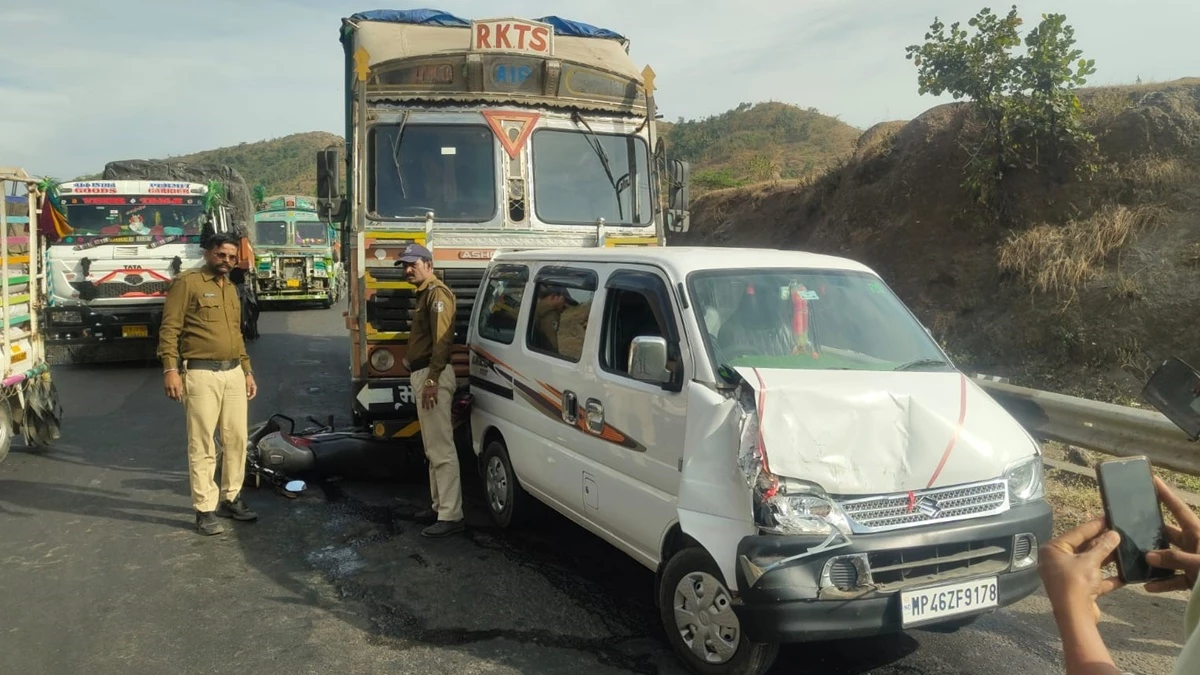 बड़वानी में सोयाबीन से भरे ट्रक ने कार, बाइक को मारी फिर पहाड़ी से टकराकर पलट गया