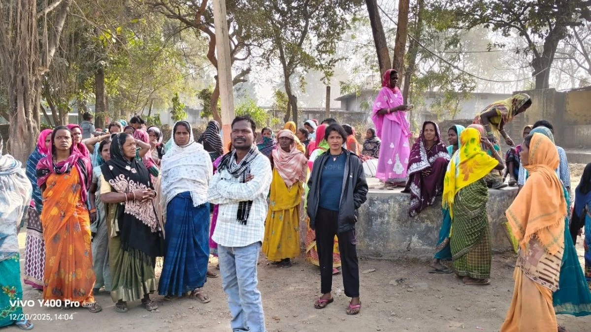 अवैध शराब पकड़ने गई आबकारी टीम को गांव वालों ने दो घंटे घेर कर रखा, मुखबिर पर वसूली का आरोप लगा जमकर पीटा