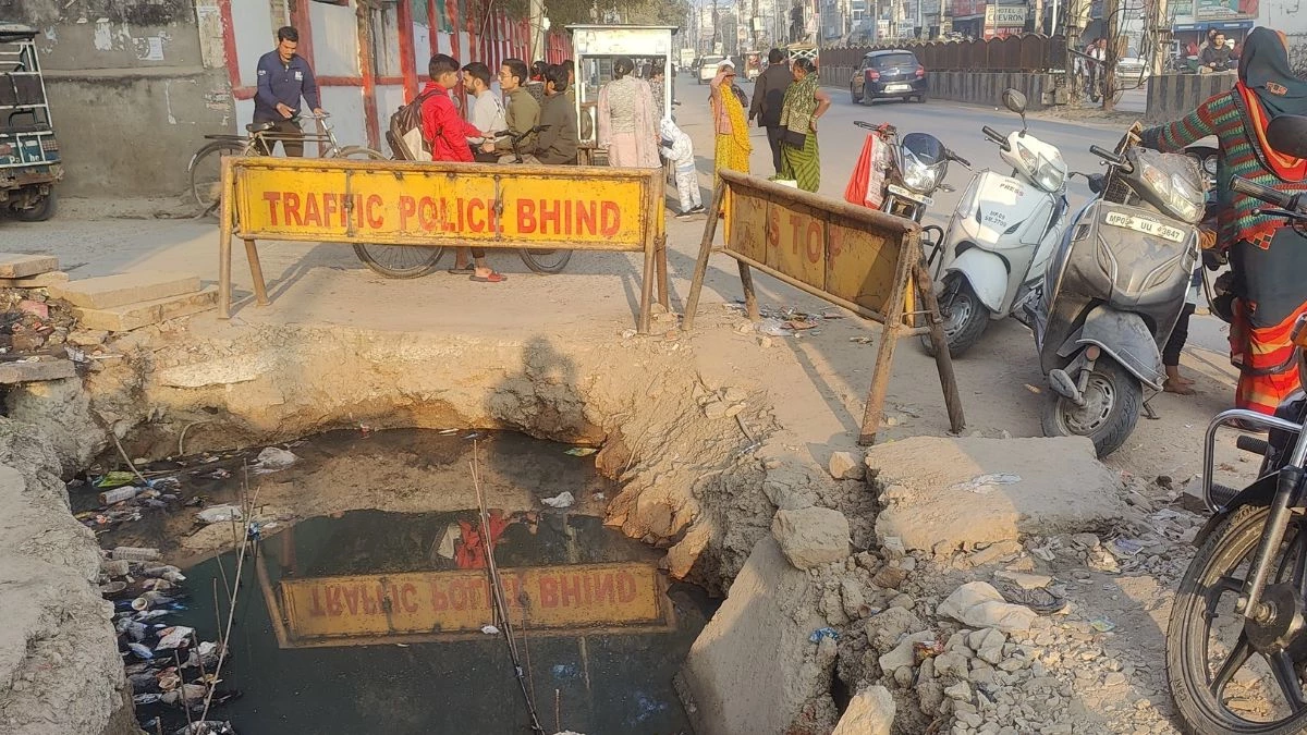 ₹39 लाख का भुगतान अटका, मुरैना में ठेकेदार ने नाला बनाने का काम रोका... SP बंगले के सामने खुला छोड़ा गड्ढा