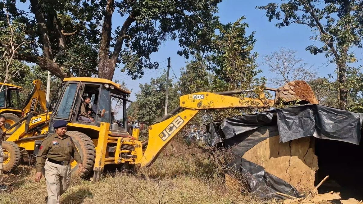 अतिक्रमण हटाने पहुंचे अमला और सुरक्षाबलों पर पथराव, महिलाओं ने भांजी लाठियां