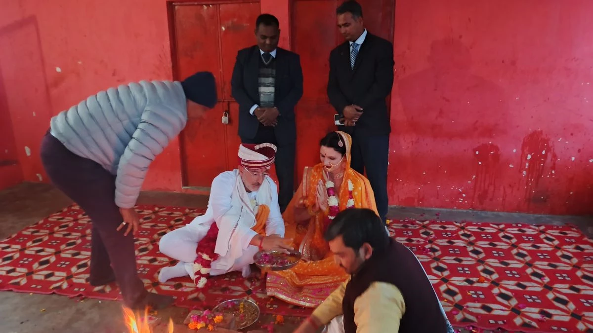 विदेशी जोड़े ने MP के ओरछा में हिंदू रीति से रचाई शादी, बेतवेश्वर महादेव मंदिर बना ऐतिहासिक विवाह का साक्षी