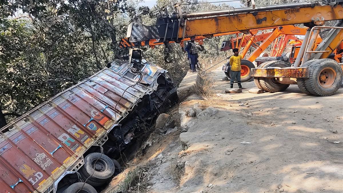 Ambikapur News: पुट्टी लोड ट्रक खाई में गिरा पेड़ में अटका