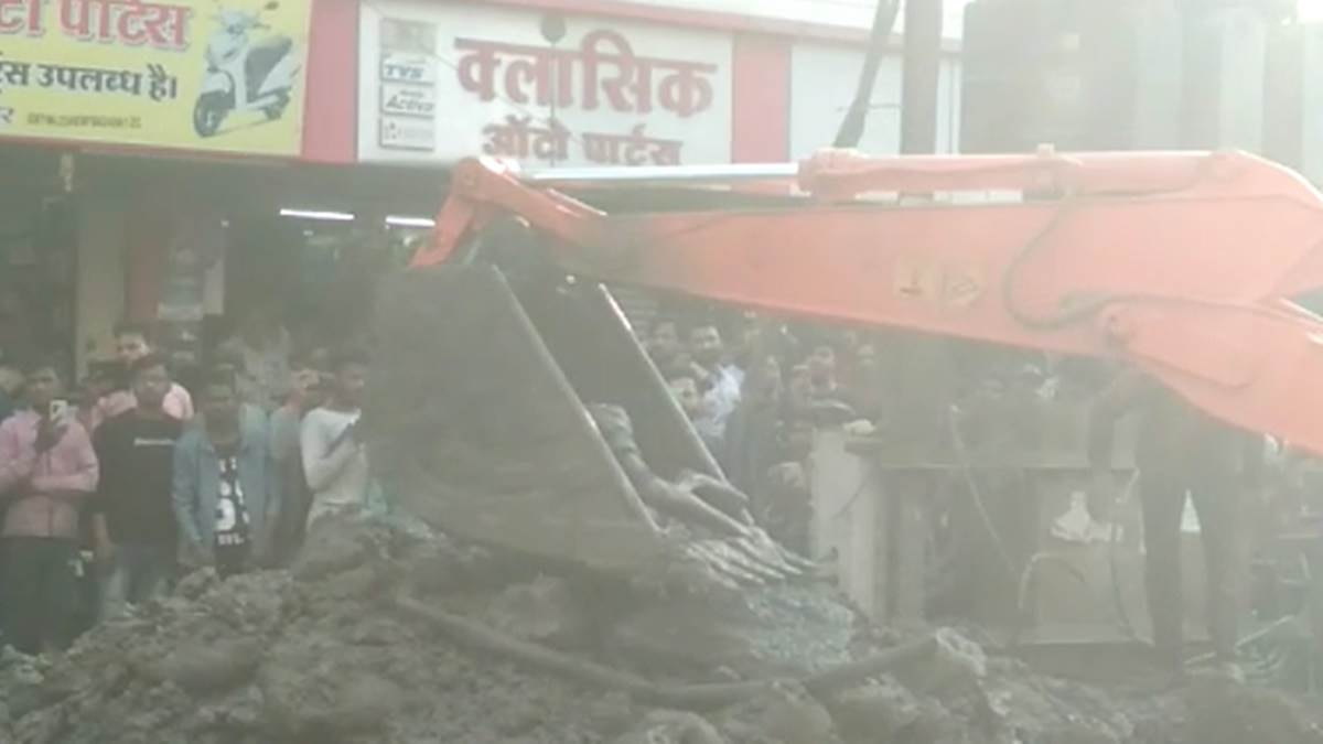 Indore News: इंदौर में सीवरेज लाइन कार्य के दौरान 25 फीट गहरे गड्ढे में तीन गिरे मजदूर, एक की मौत