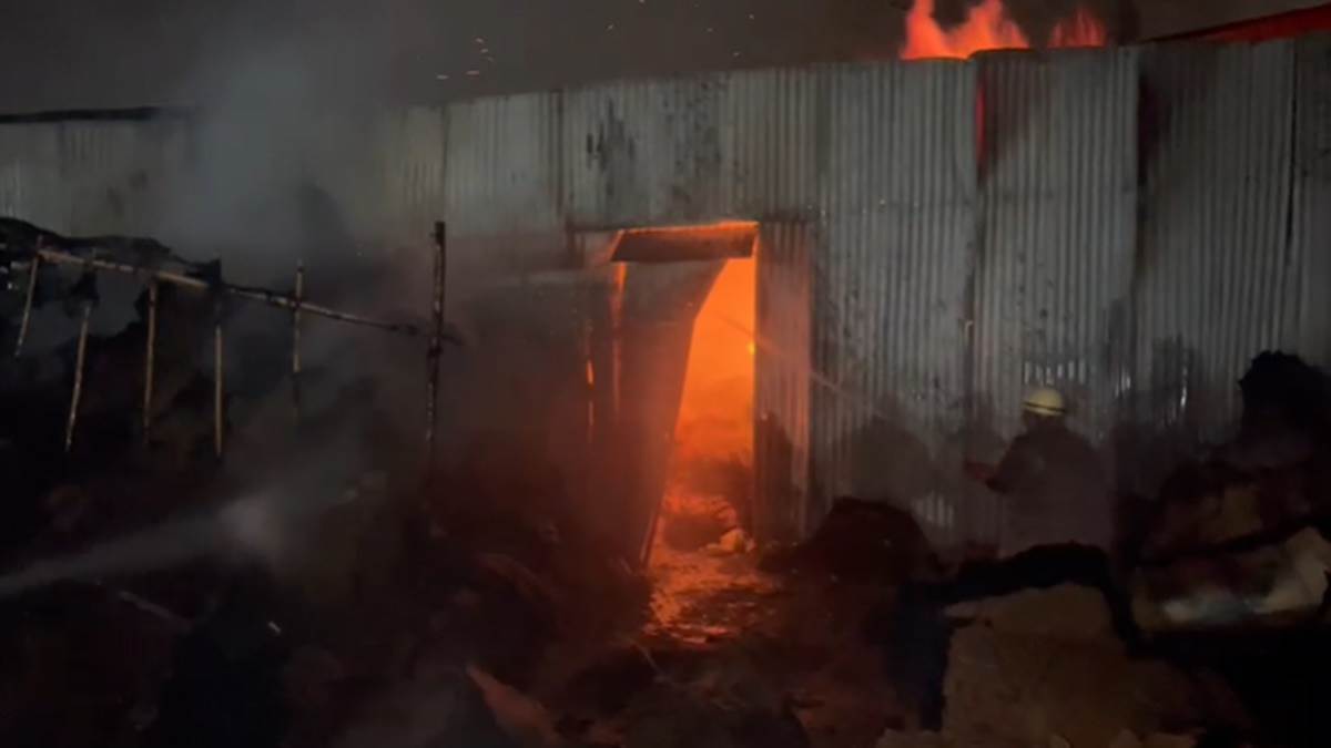 Fire in Indore: इंदौर के हीरानगर क्षेत्र में बारदान के गोदाम में रात में लगी भीषण आग, सुबह तक नहीं बुझी