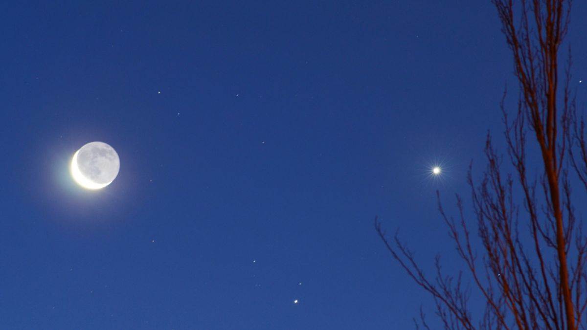 Astro News: आज शाम को अद्भुत खगोलीय घटना, एक साथ दिखाई देंगे चंद्रमा, शुक्र व शनि ग्रह