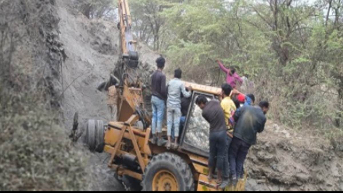 Ujjain News :  नागदा जंक्शन में फ्लायएश धंसने से एक नाबालिग सहित तीन श्रमिक दबे, एक की मौत