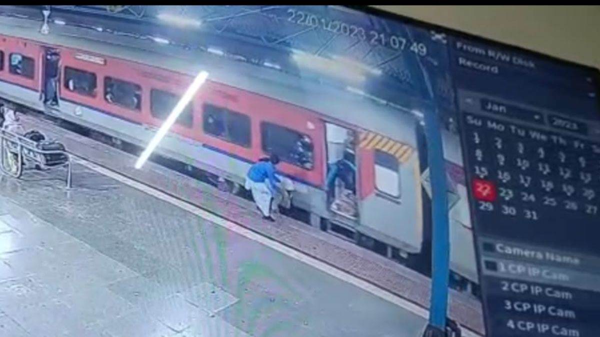 रतलाम रेलवे स्टेशन पर महिला आरक्षक ने बचाई यात्री की जान