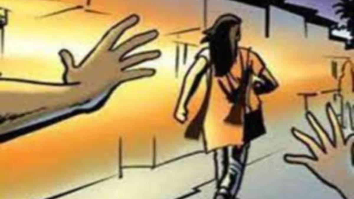 Ujjain Crime News :  छेड़छाड़ करने वाले युवक को छात्रा ने चप्‍पल से पीटा, आरोपित के‍ ख‍िलाफ केस दर्ज