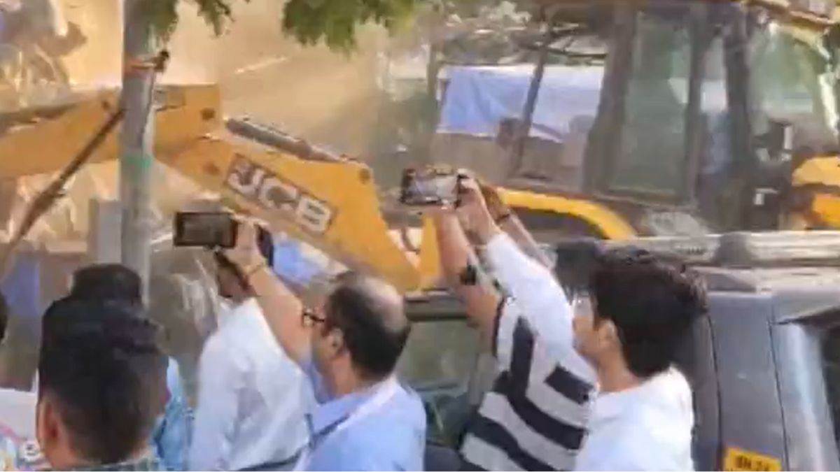 Mumbai Information: मुंबई में मीरा रोड पर हुए बवाल पर शिंदे सरकार हुई सख्त, उपद्रवियों के अवैध निर्माण पर चला बुलडोजर