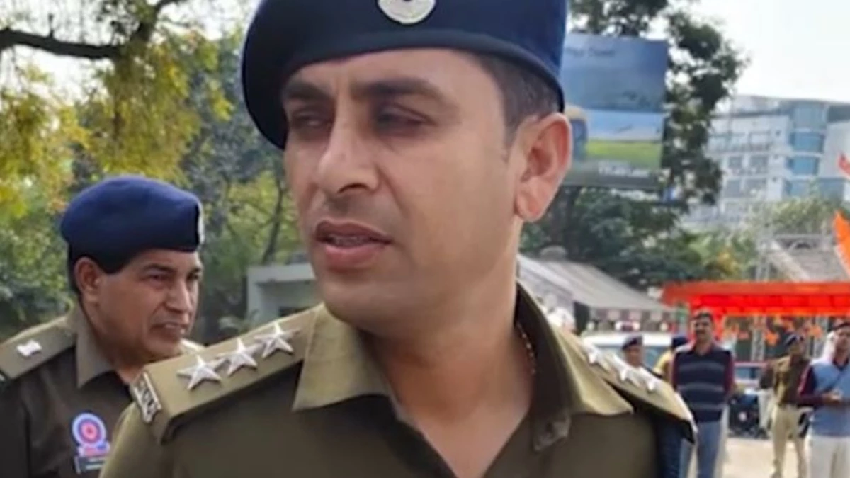 इंदौर में एसीपी को व्यवस्था सीखने डीसीपी ऑफिस भेजा, फील्ड में लगा दी थी बुजुर्ग पुलिसकर्मी की ड्यूटी