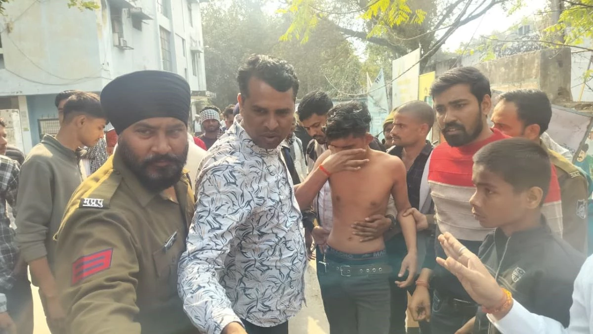 गाय की मौत के मामले में करणी सेना का प्रदर्शन, कार्यकर्ता ने खुद पर डाला पेट्रोल, बोला- SI पर हो कार्रवाई, नहीं तो करूंगा आत्मदाह