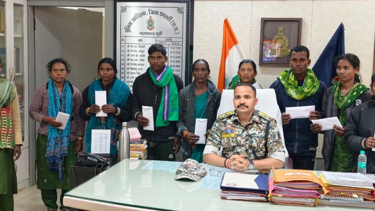 धमतरी में 47 लाख के इनामी 9 खूंखार माओवादियों ने किया सरेंडर, भारी मात्रा में हथियार बरामद