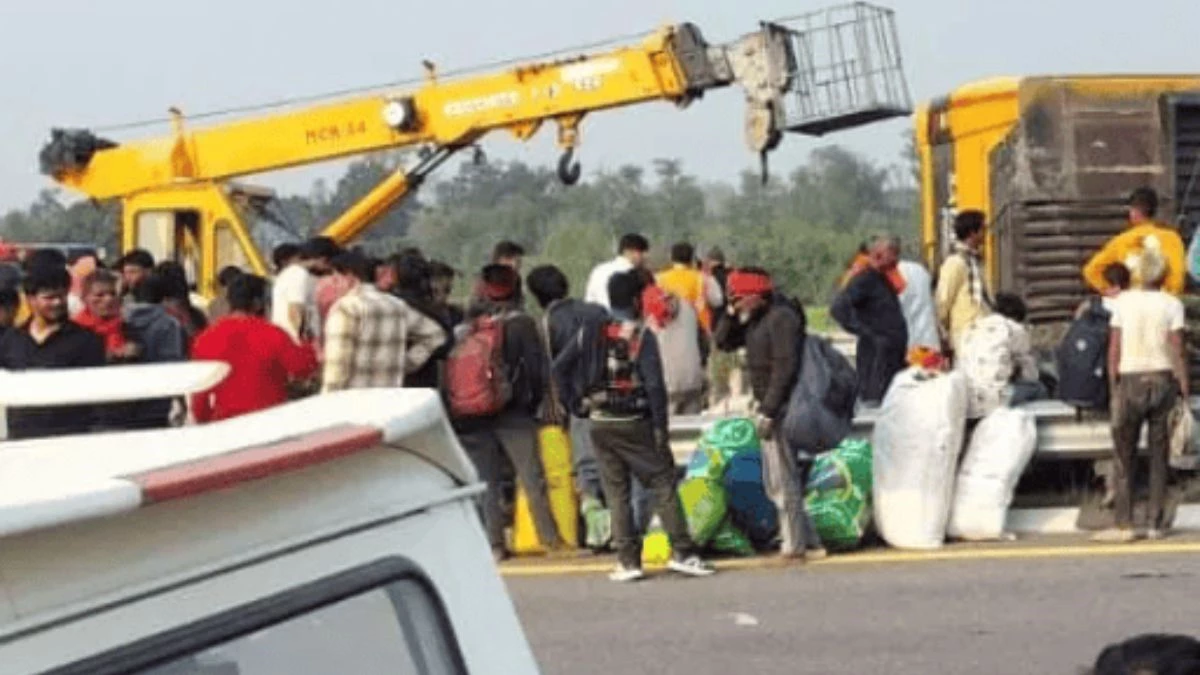 UP Bus Accident: पूर्वांचल एक्सप्रेस-वे पर मौत का तांडव... लुधियाना से बिहार जा रही डबल डेकर बस पलटी, 5 की मौत; 16 यात्री घायल