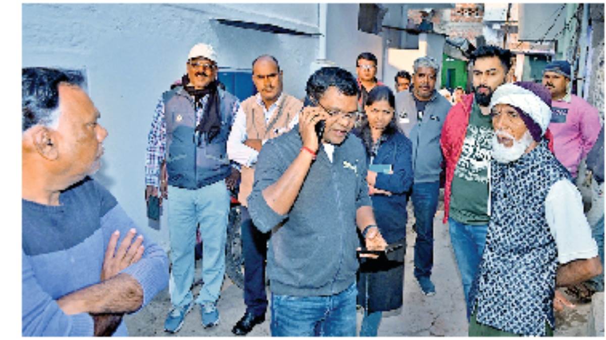 जबलपुर में निगमायुक्त के मोबाइल से ही कर्मचारी ने बुजुर्ग को दी धमकी, 'शिकायत क्यों की' सुनते ही भड़के कमिश्नर