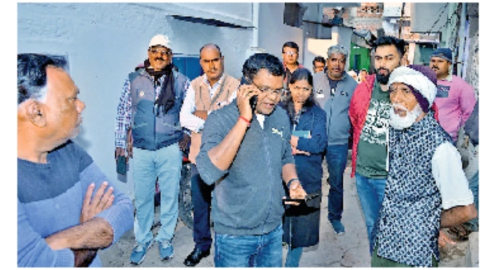 जबलपुर में निगमायुक्त के मोबाइल से ही कर्मचारी ने बुजुर्ग को दी धमकी, 'शिकायत क्यों की' सुनते ही भड़के कमिश्नर