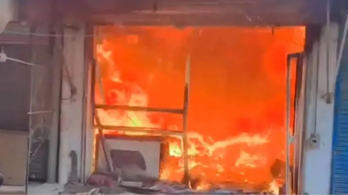 ई-स्कूटी की चार्जिंग बनी काल, दिल्ली के सीलमपुर में लगी भीषण आग, चार मंजिला शॉपिंग कॉम्प्लेक्स जलकर खाक