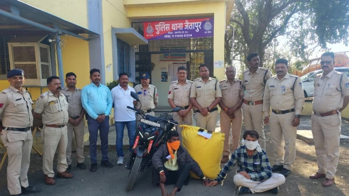 बड़वानी से खरगोन में गांजा सप्लाय करने आए दो तस्कर धराए, 28.5 किलो गांजा जब्त