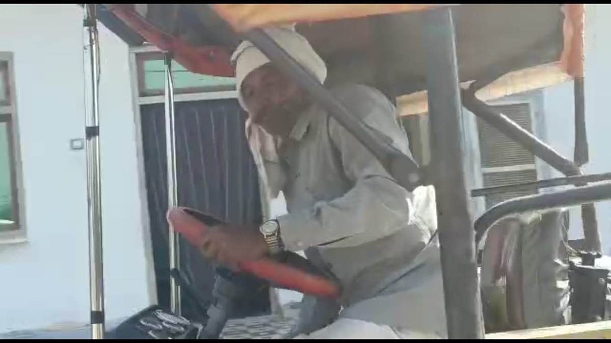 Morena News: अवैध रेत से भरे ट्रैक्टर-ट्राली ने पहले बाइक फिर हाइवे किनारे खड़े मजदूरों को टक्कर मारी, एक मौत