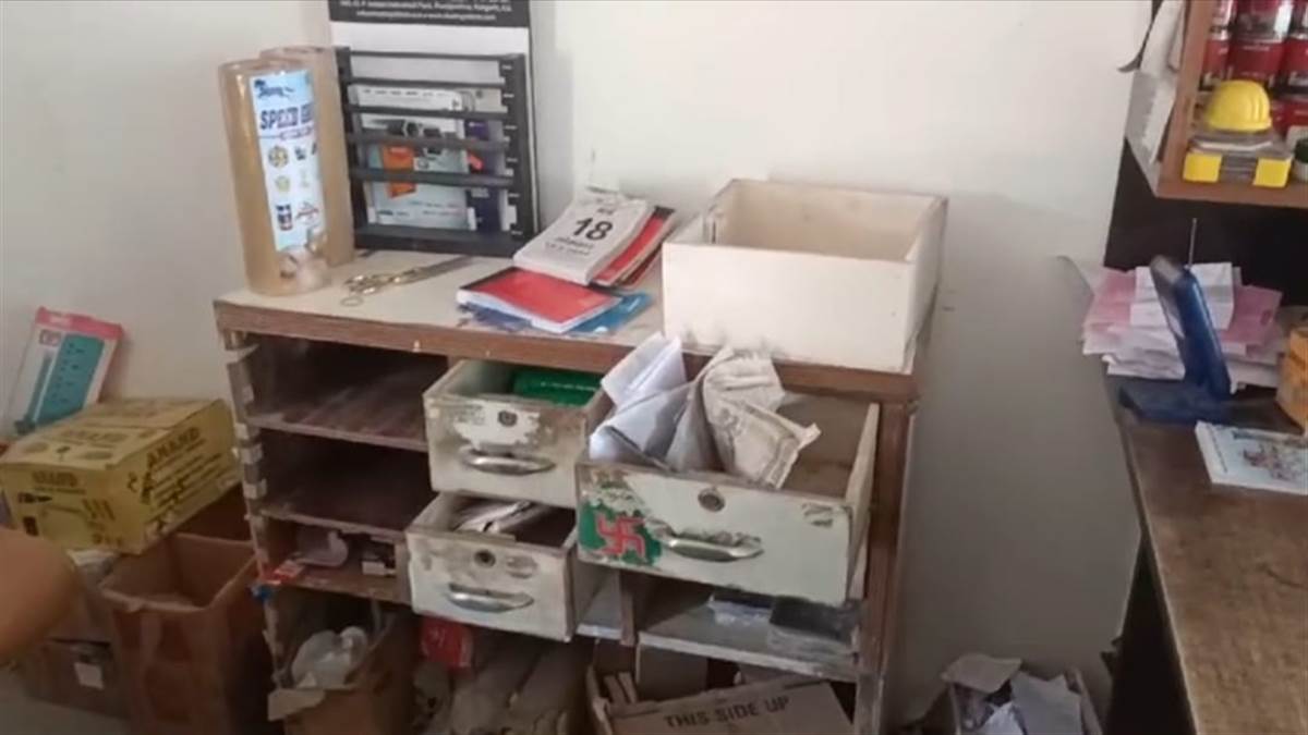 Ambikapur crime News : दुकान का ताला तोड़कर नकदी चोरी,सीसी कैमरे में कैद हुआ संदिग्ध