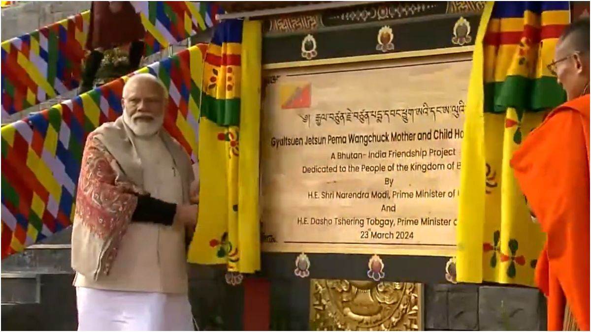 PM Modi in Bhutan: भूटान की पीएम शेरिंग तोबगे ने PM मोदी को कहा ‘बड़ा भाई’, स्वागत के लिए उमड़े लोग