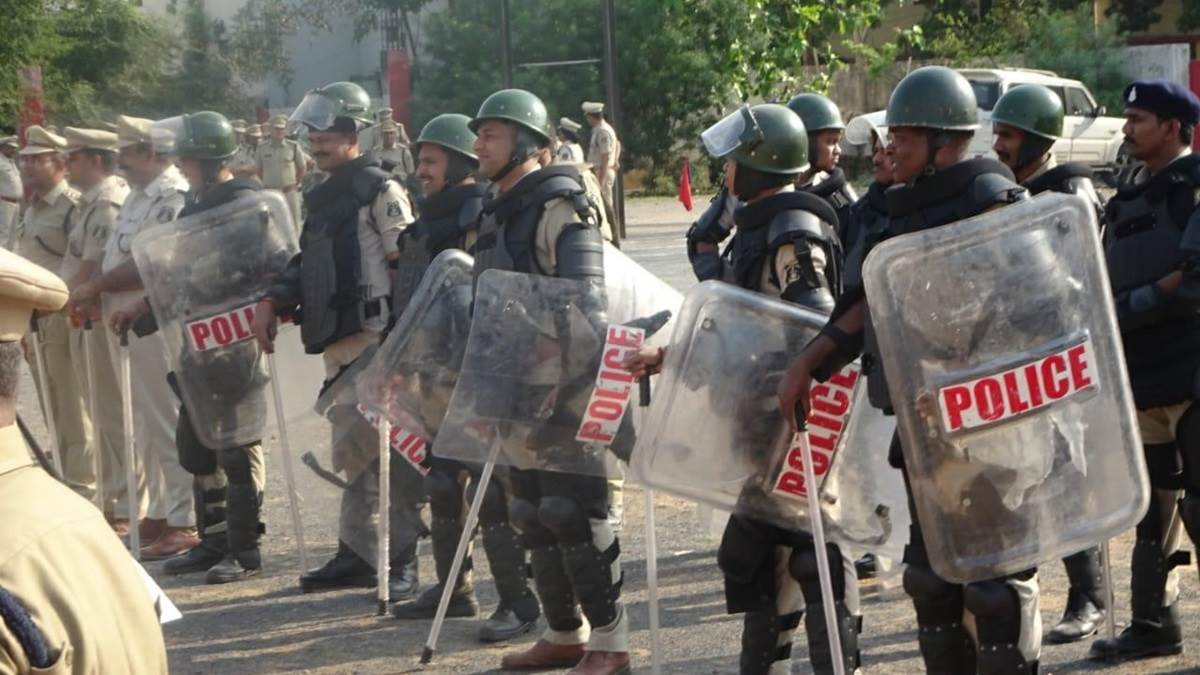 Bilaspur News: भीड़ से निपटने जवानों को कराया अभ्यास, वाहनों की हुई जांच