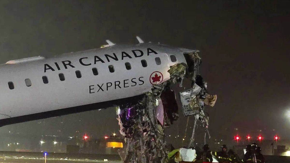 अमेरिका में ट्रक से टकराया विमान, दो पायलट की मौत, 100 से अधिक यात्री घायल