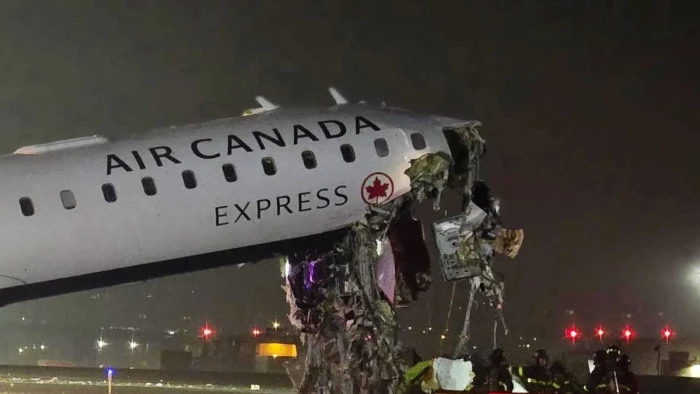 अमेरिका में ट्रक से टकराया विमान, दो पायलट की मौत, 100 से अधिक यात्री घायल