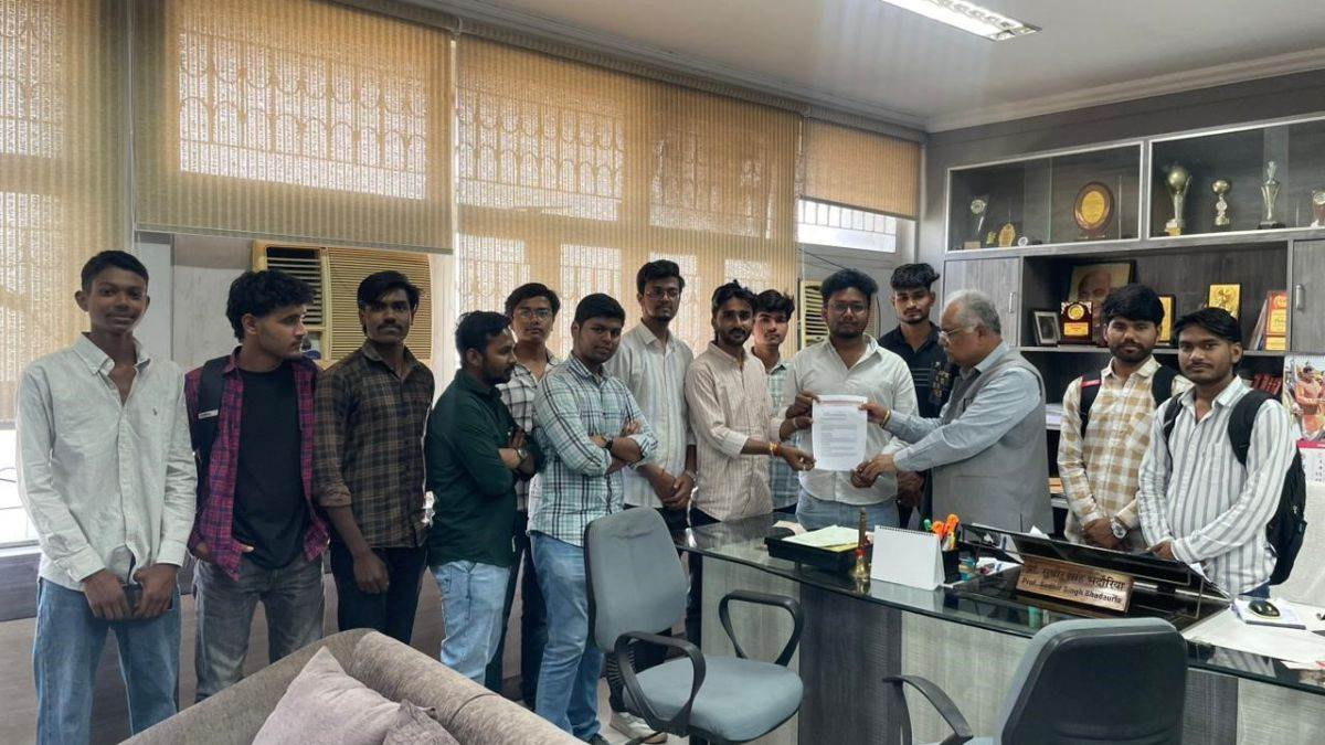 भोपाल में RGPV की कैंटीन के खाने में छिपकली मिलने का आरोप, कर्मचारी ने बताया शिमला मिर्च का टुकड़ा, वीडियो वायरल होने के बाद हंगामा