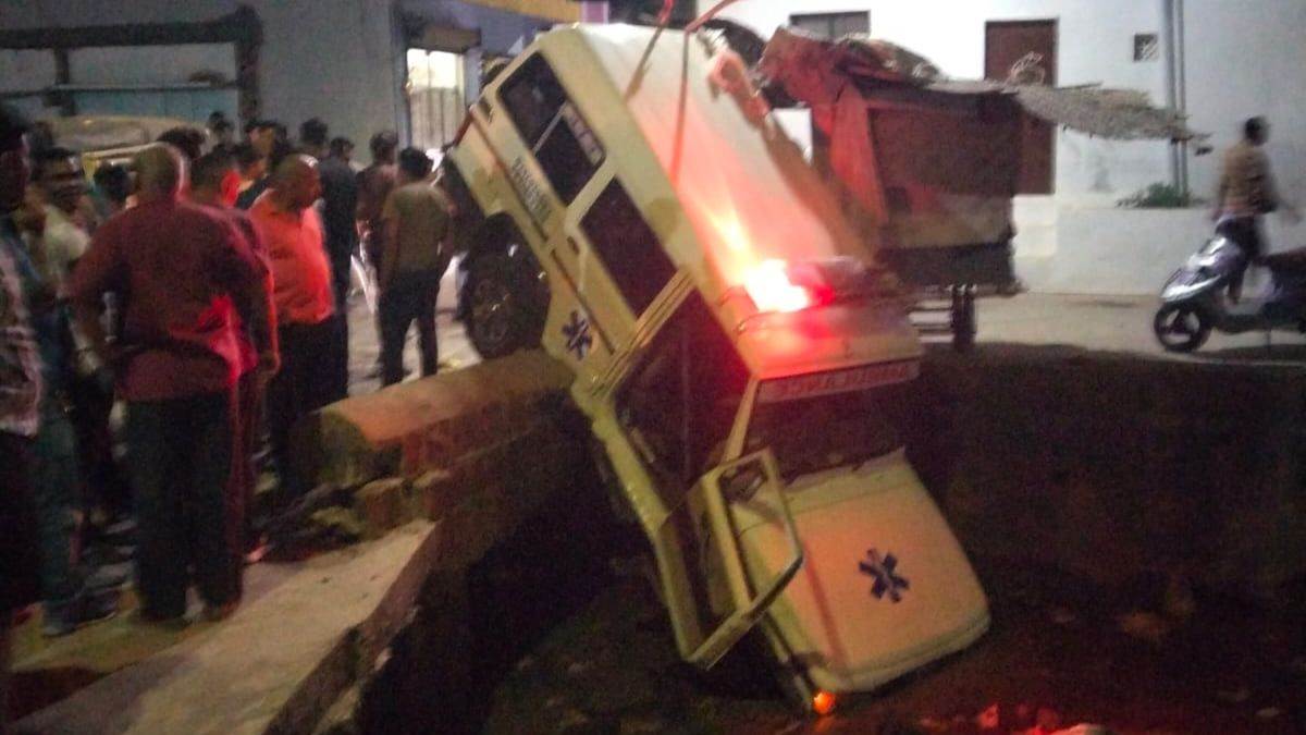 रतलाम में टला बड़ा हादसा, नाले में पलटी एंबुलेंस, दुर्घटना के बाद वाहन छोड़ भागे युवक और युवती