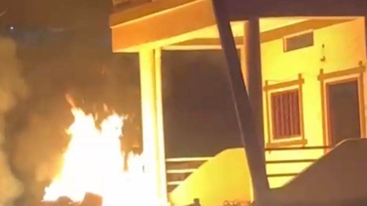 इंदौर के महू क्षेत्र में लव जिहाद से भड़के ग्रामीण, आरोपी के घर-क्लीनिक में तोड़फोड़, आग लगाई