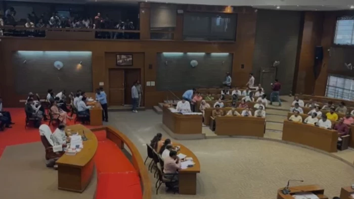 भोपाल नगर निगम बैठक में हंगामा: स्लाटर हाउस विवाद पर गरमाई राजनीति, विपक्ष ने प्रशासन को घेरा