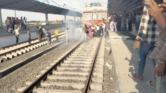 पीथमपुर से धार के बीच दौड़ी उम्मीदों की 'रेल', टाॅवर वेगन ने किया 1 घंटा 50 मिनट का सफर