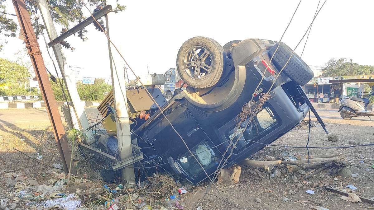 इंदौर-भोपाल रोड पर साउथ की फिल्मों की तरह हवा में उछलकर 80 फीट दूर ट्रांसफार्मर के खंभे से टकराई थार