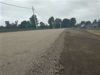 अधूरी बनी सड़क के निर्माण की गुणवत्ता पर जनपद सदस्य ने उठाए सवाल