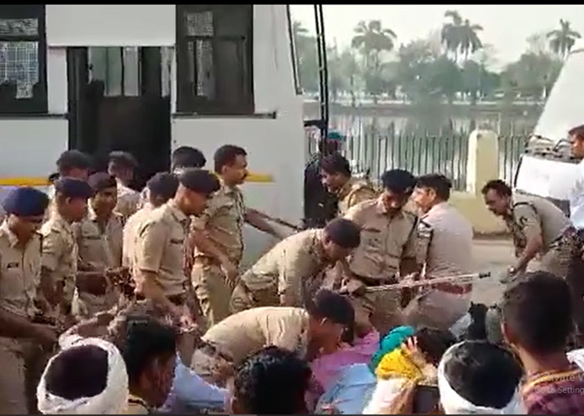 VIDEO : सड़क बाधित कर प्रदर्शन कर रहे संविदा विद्युतकर्मियों पर पुलिस का दिखा उग्र रूप, किया लाठीचार्ज, कई प्रदर्शनकारी घायल