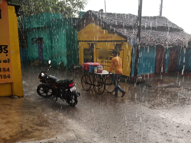 Chhattisgarh Weather News Weather took a turn in Raipur on Saturday evening  rain of relief after day long humidity - Chhattisgarh Weather News: रायपुर  में शनिवार शाम को मौसम ने ली करवट