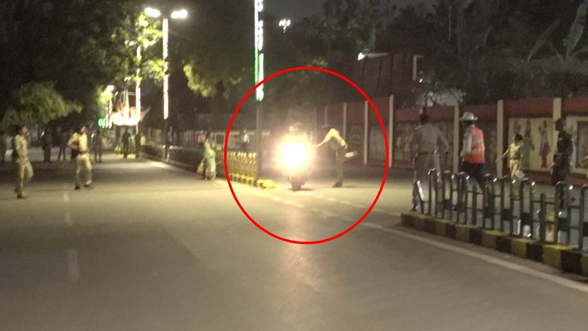PM Modi Security: PM मोदी के लिए रायपुर में अभेद्य सुरक्षा के दावे फेल, सुरक्षाकर्मियों को चकमा देकर फरार हुए बाइक सवार, देखिए Video