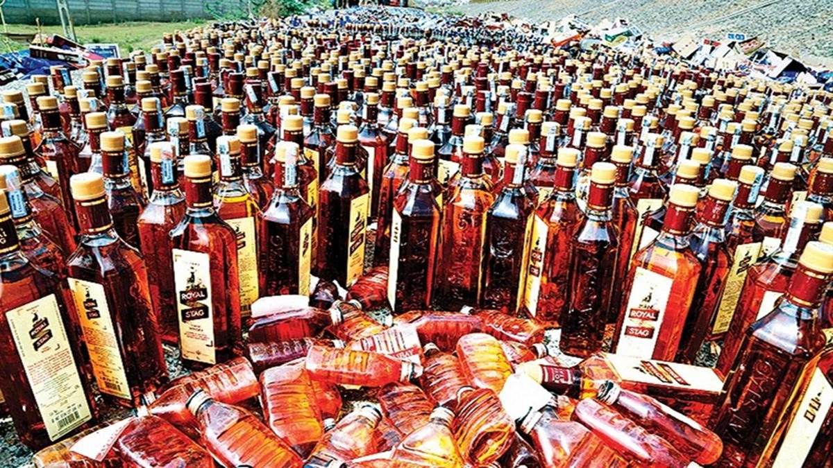 चुनावी चेकिंग के बाद भी गुजरात की तरफ हो रहा अवैध परिवहन। जिले से बड़ी मात्रा में गुजरात अवैध शराब का परिवहन हो रहा है।
