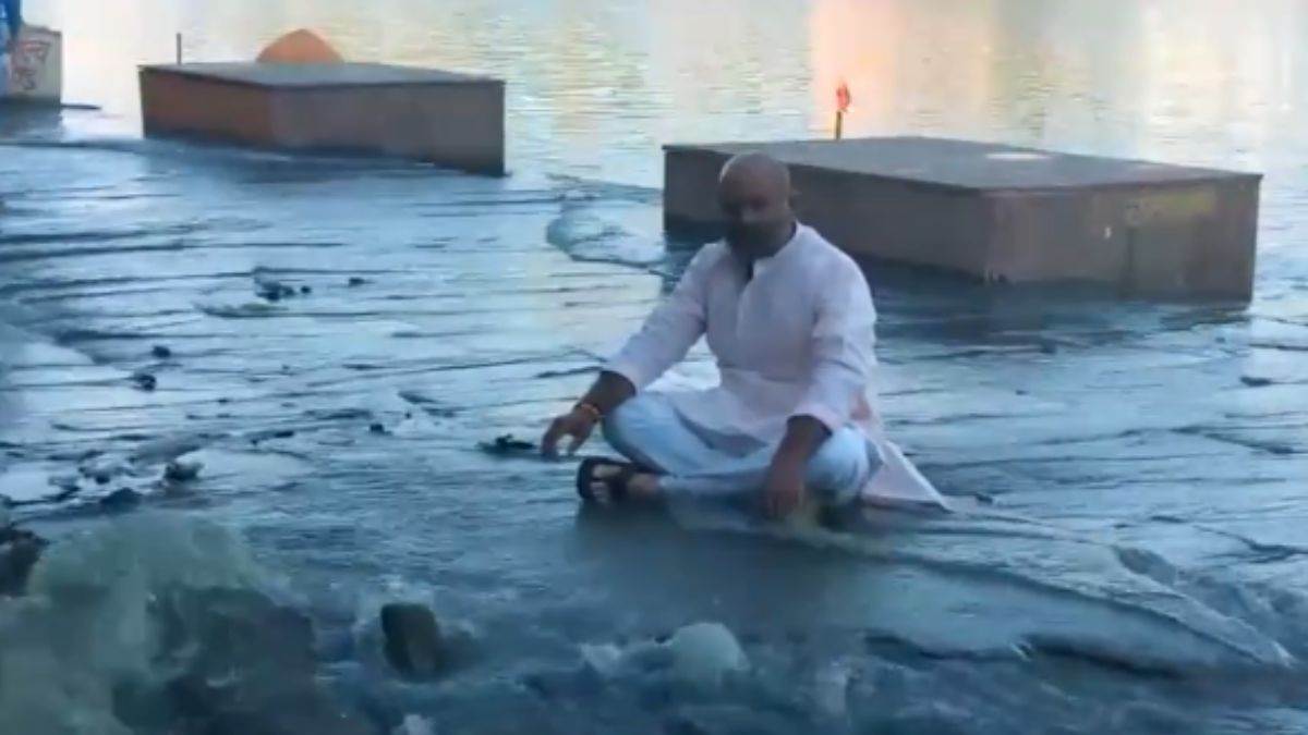 Ujjain News: क्षिप्रा नदी में प्रदूषित जल मिलाने का विरोध, नाले के पानी में बैठे कांग्रेस उम्मीदवार महेश परमार