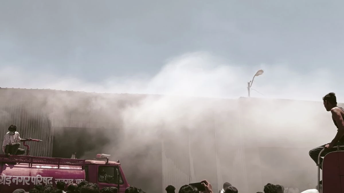 Dhar News: A fierce fire in the grain godown of Rajgarh Mandi, 100 quintal soybean and 8 bikes