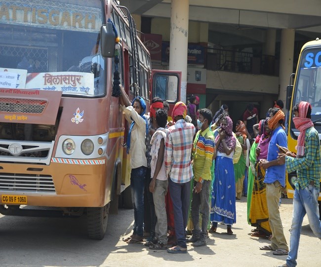 बसों से श्रमिकों को किया रवाना