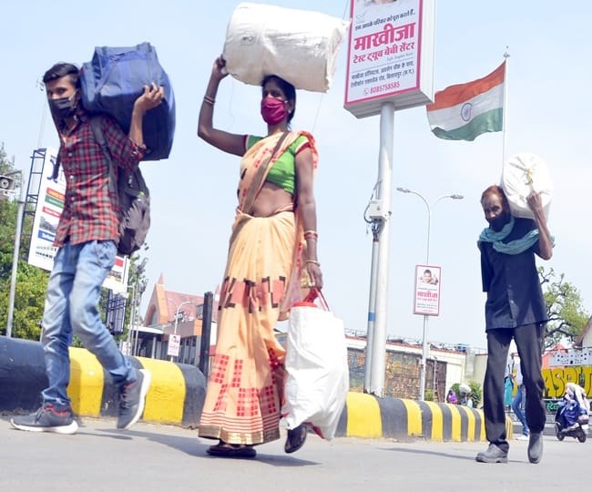 श्रमिक स्पेशन ट्रेन से उतकर घर रवाना हुए मजदूर