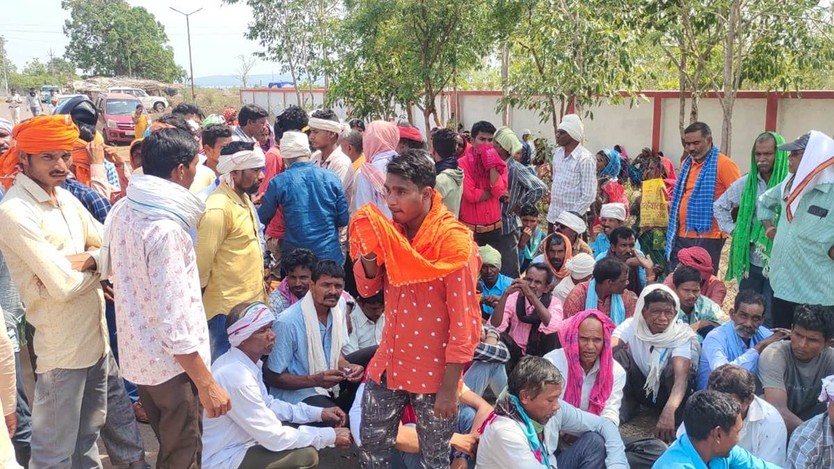 Balod: पोल्ट्री फार्म से फैल रही बदबू और मक्खियों से परेशान ग्रामीण, कलेक्ट्रेट के सामने 3 घंटे तक लगाये नारे, सड़कजाम की दी चेतावनी