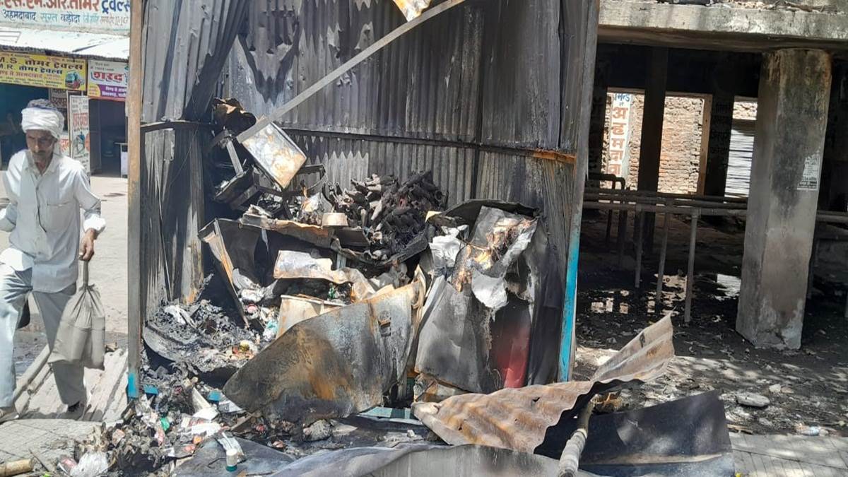 Bhind fire News: भिंड बस स्टैंड के पास रखी गुमटी में लगी आग, दुकानदार झुलसा