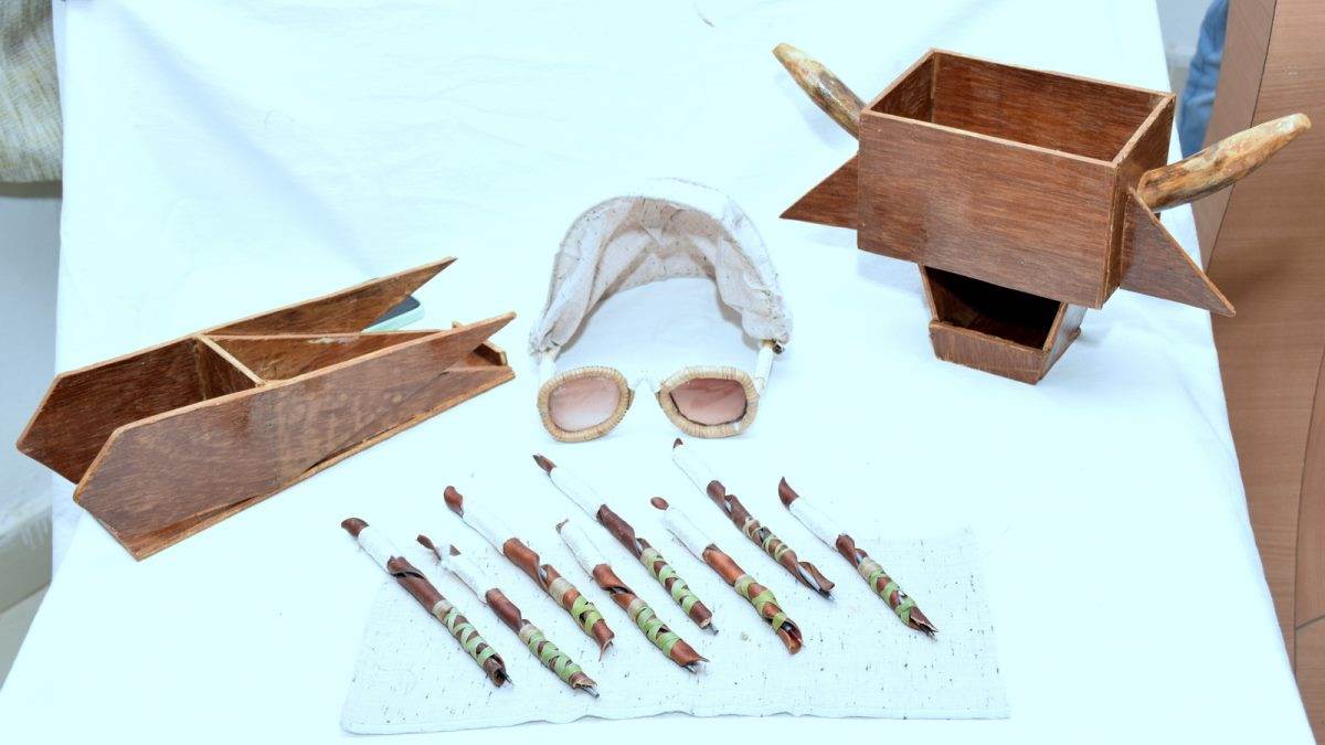 Bhopal News: मानव संग्रहालय में फैशन डिजाइन के छात्र ने दिखाया हुनर, कचनार के पत्तों से पेन, लकड़ी से टोपी बनाई