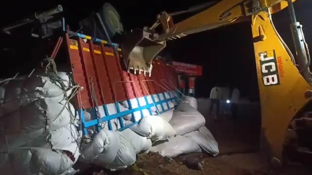 Khandwa Accident: सनावद रोड पर मिर्ची से भरा ट्रक पलटा, तीन मजदूरों की मौत, चार घायल