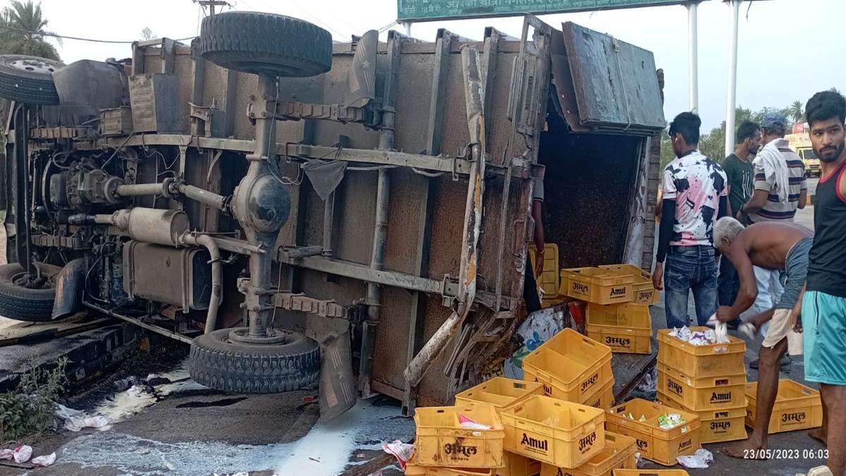 Morena Accident News: दूध ले जा रहा ट्रक डिवाइडर पर चढ़कर पलटा, ड्राइवर केबिन में फंसा तो पुलिस ने मशक्कत कर निकाला